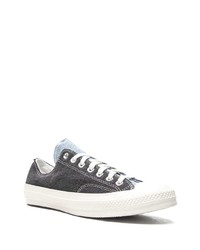 dunkelblaue Jeans niedrige Sneakers von Converse