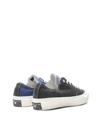 dunkelblaue Jeans niedrige Sneakers von Converse