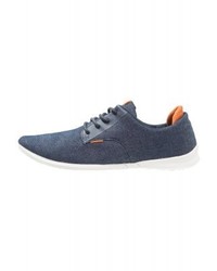 dunkelblaue Jeans niedrige Sneakers von YOURTURN