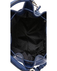 dunkelblaue Leder Beuteltasche von DKNY