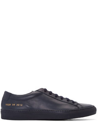 dunkelblaue Leder niedrige Sneakers von Common Projects