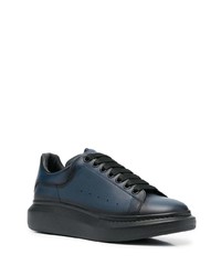 dunkelblaue Leder niedrige Sneakers von Alexander McQueen