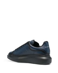 dunkelblaue Leder niedrige Sneakers von Alexander McQueen