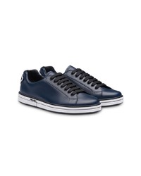 dunkelblaue Leder niedrige Sneakers von Prada