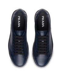 dunkelblaue Leder niedrige Sneakers von Prada