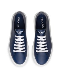 dunkelblaue Leder niedrige Sneakers von Prada