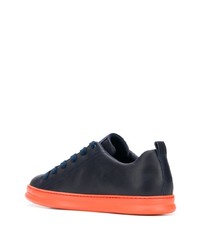 dunkelblaue Leder niedrige Sneakers von Camper