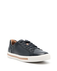 dunkelblaue Leder niedrige Sneakers von Clarks