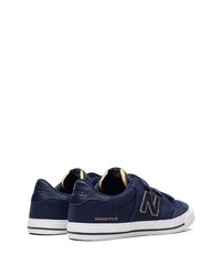 dunkelblaue niedrige Sneakers von New Balance