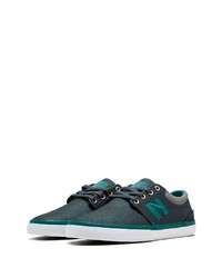 dunkelblaue niedrige Sneakers von New Balance