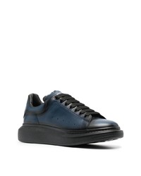 dunkelblaue niedrige Sneakers von Alexander McQueen