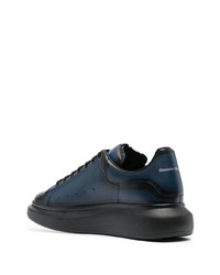 dunkelblaue niedrige Sneakers von Alexander McQueen