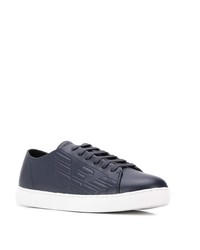 dunkelblaue niedrige Sneakers von Emporio Armani