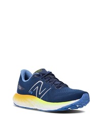 dunkelblaue niedrige Sneakers von New Balance