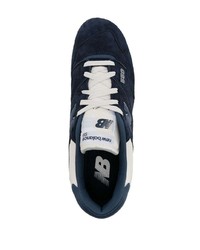 dunkelblaue niedrige Sneakers von New Balance