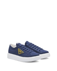 dunkelblaue niedrige Sneakers von Prada