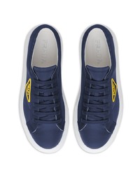 dunkelblaue niedrige Sneakers von Prada