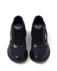 dunkelblaue niedrige Sneakers von Prada