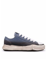 dunkelblaue niedrige Sneakers von Maison Mihara Yasuhiro