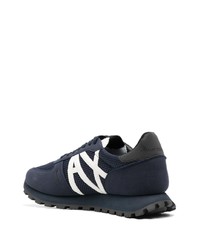 dunkelblaue niedrige Sneakers von Armani Exchange