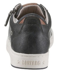 dunkelblaue niedrige Sneakers von Mustang Shoes