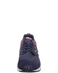 dunkelblaue niedrige Sneakers von New Balance