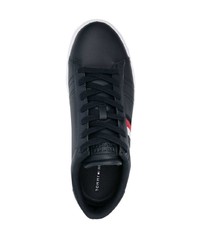 dunkelblaue niedrige Sneakers von Tommy Hilfiger