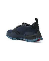 dunkelblaue niedrige Sneakers von Prada