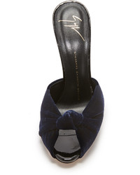dunkelblaue Sandalen von Giuseppe Zanotti