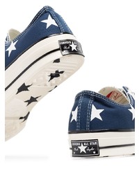 dunkelblaue Segeltuch niedrige Sneakers mit Sternenmuster von Converse