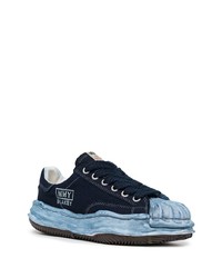 dunkelblaue Segeltuch niedrige Sneakers von Maison Mihara Yasuhiro