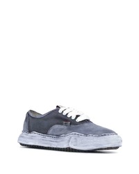 dunkelblaue Segeltuch niedrige Sneakers von Maison Mihara Yasuhiro