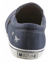 dunkelblaue Slip-On Sneakers aus Segeltuch von Mustang Shoes