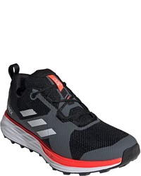 dunkelblaue Sportschuhe von adidas Terrex