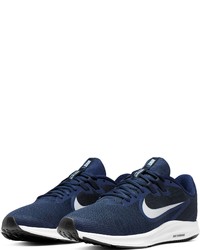 dunkelblaue Sportschuhe von Nike