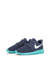 dunkelblaue Sportschuhe von Nike