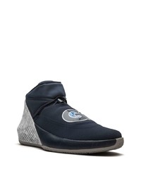 dunkelblaue Sportschuhe von Jordan