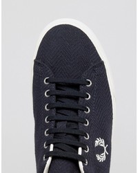 dunkelblaue Turnschuhe mit Fischgrätenmuster von Fred Perry