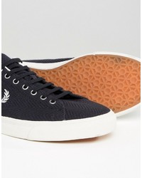 dunkelblaue Turnschuhe mit Fischgrätenmuster von Fred Perry