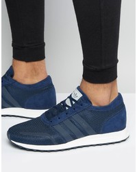 dunkelblaue Turnschuhe von adidas