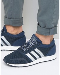 dunkelblaue Turnschuhe von adidas