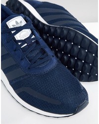 dunkelblaue Turnschuhe von adidas