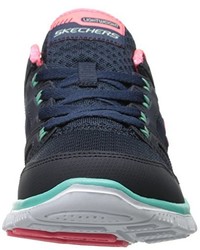 dunkelblaue Turnschuhe von Skechers