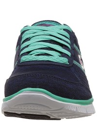 dunkelblaue Turnschuhe von Skechers