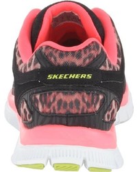 dunkelblaue Turnschuhe von Skechers