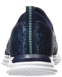 dunkelblaue Turnschuhe von Skechers