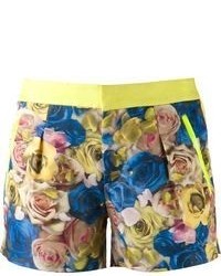 dunkelblaue und gelbe Shorts mit Blumenmuster