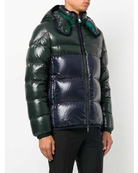 dunkelblaue und grüne Daunenjacke von Moncler