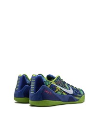 dunkelblaue und grüne Sportschuhe von Nike