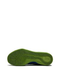 dunkelblaue und grüne Sportschuhe von Nike